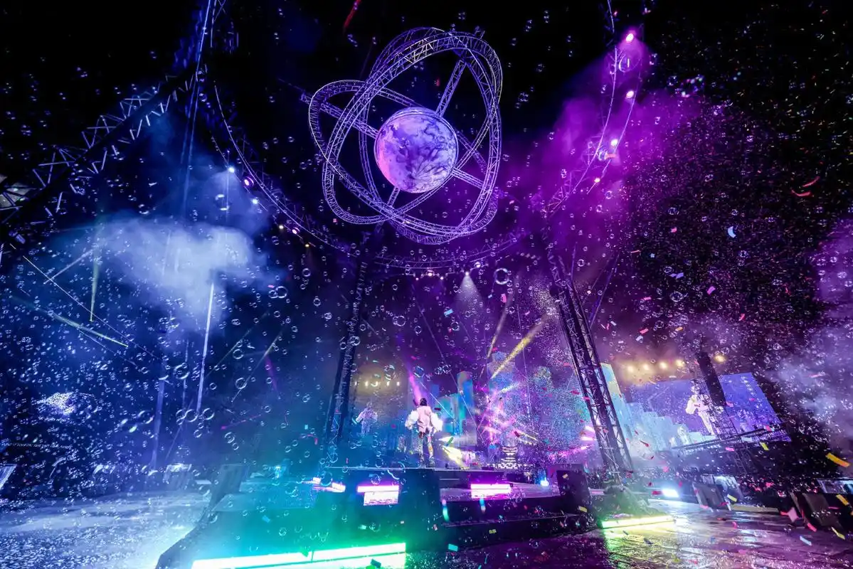 华晨宇火星演唱会巡演下半年有鸟巢,据悉是为了实现和歌迷的约定,现场