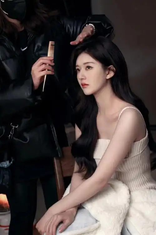 赵露思拍摄花絮照##赵露思白色吊带背心