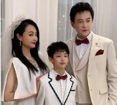 曹颖晒儿子毕业照老公大浓妆化的比她还妖娆12岁儿子颜值超凡