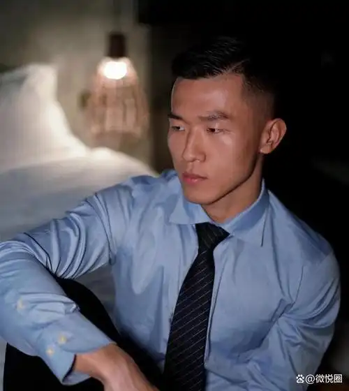 90后肌肉男爱美黑,古铜色的肤色让他好有男人味,你喜欢吗?