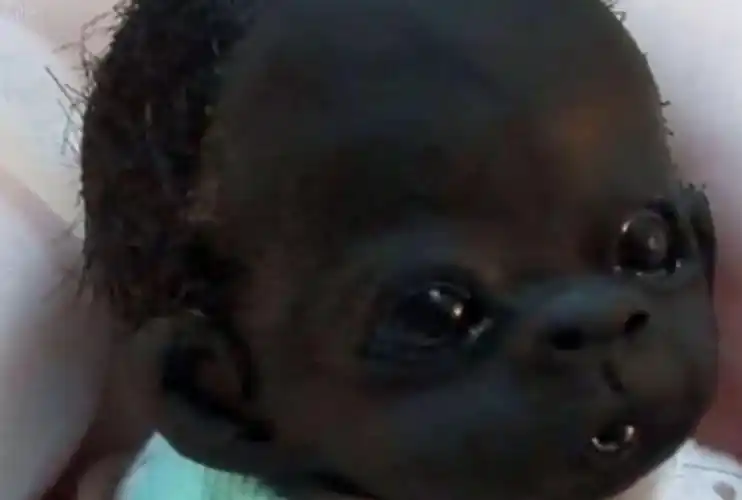 的小孩,当时这件事轰动世界,而如今时光飞逝,六年过去了,这个小黑娃