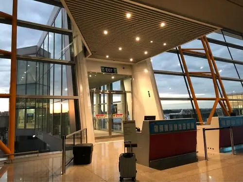 凌晨的首都国际机场-登机口候机.