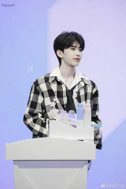 2 蔡徐坤《青春有你2》第15期造型:蔡pd今天以一身黑白格外套亮相第三