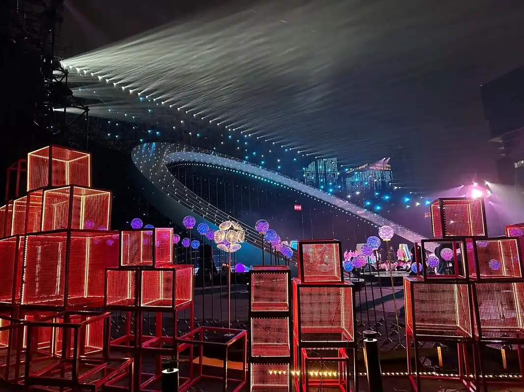 央视跨年晚会,距明星最近的一次90#舞台 #现场直击 #演出 - 抖音