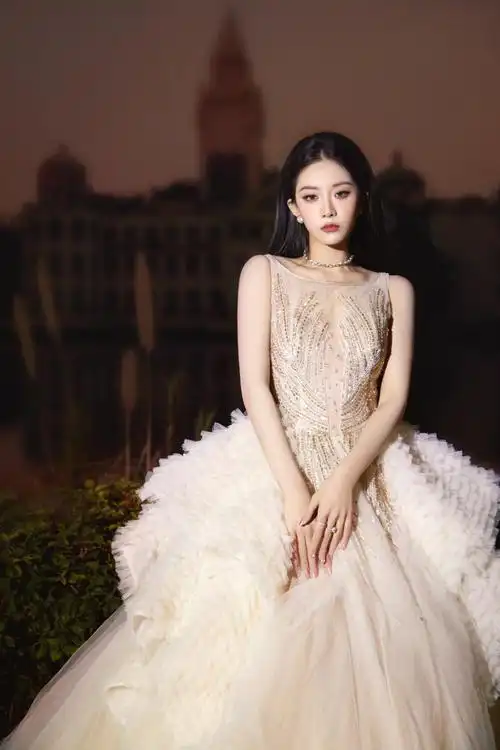 喻言今日活动造型图 湖边,城堡98 ,身穿白色梦幻婚纱,太美了