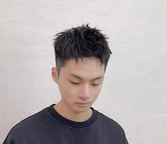 男生发型简单干净好打理 适合 合圆脸鹅蛋脸瓜子方脸,修饰脸型头型