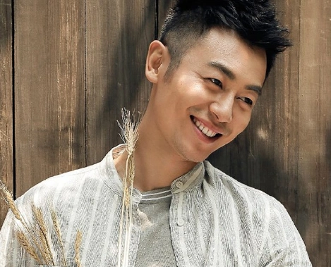 朱亚文牵手笑,沈佳妮入戏家庭