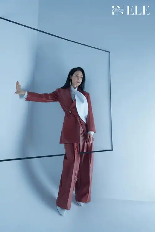 简介:邓英成熟优雅时尚写真图片,分享一组邓英图片给大家,图中的明星