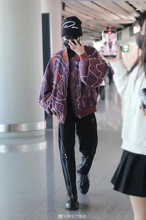 严浩翔毛边夹克造型#严浩翔今日机场饭拍身穿暗红色毛边夹克的帅气翔