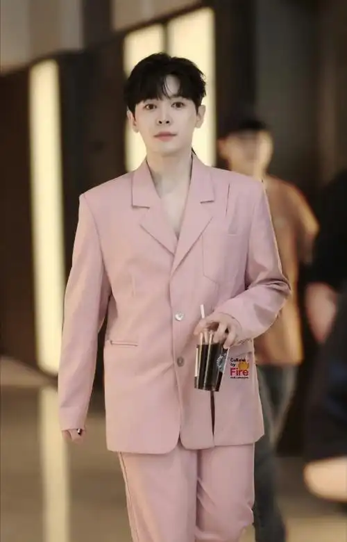 尤长靖披哥上班饭拍路透  粉色v领西装造型清爽帅气!
