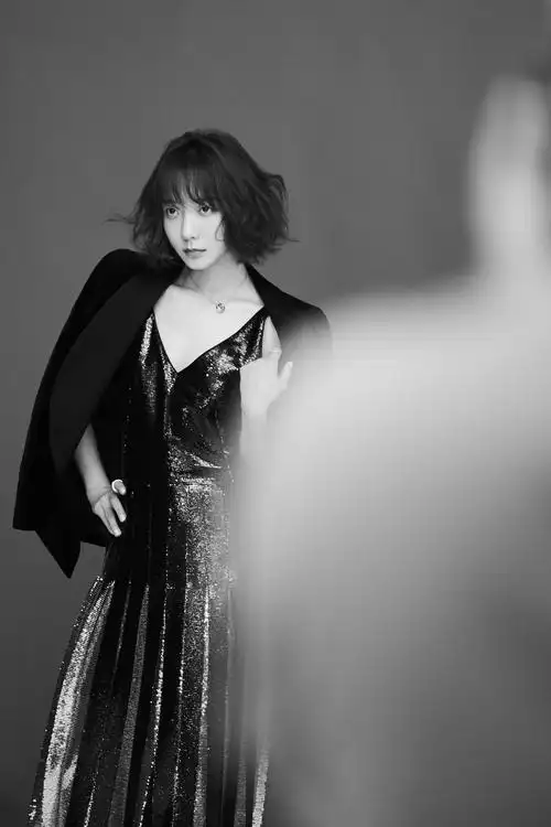 王珞丹最新写真简约大气一袭露肩礼服裙温婉端庄