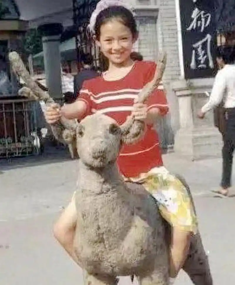章子怡小时候非常天真可爱