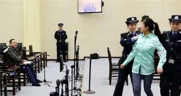 四川首富刘汉法庭上看到妻子痛哭流涕我最对不起的就是你