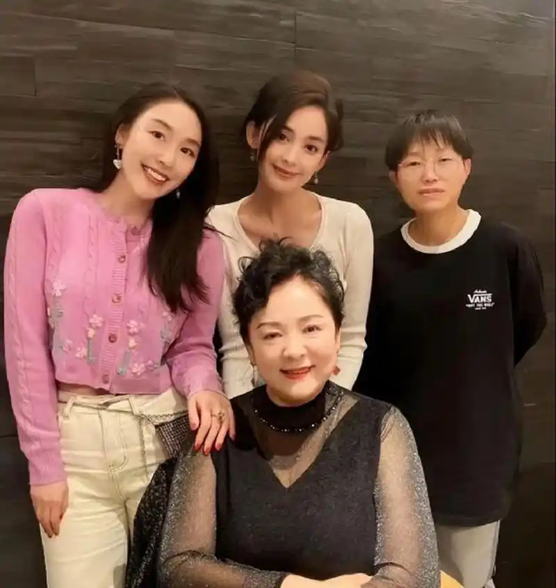 古力娜扎一家合照,20年后娜扎应该也是这个状态了#动态创作月# #四月