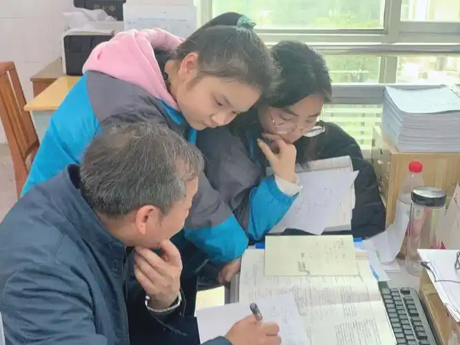 我为群众办实事——常德市七中教师课间辅导学生