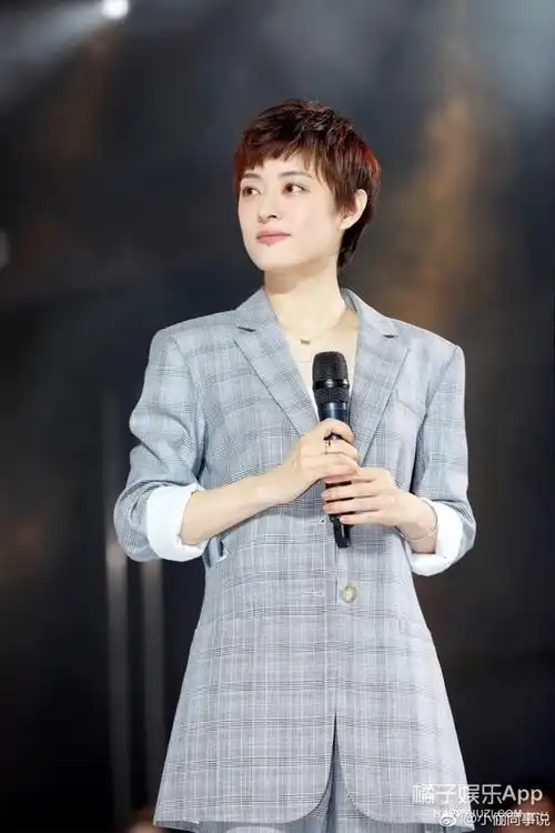 新年开工美颜暴击孙俪格纹西装亮相清爽来袭