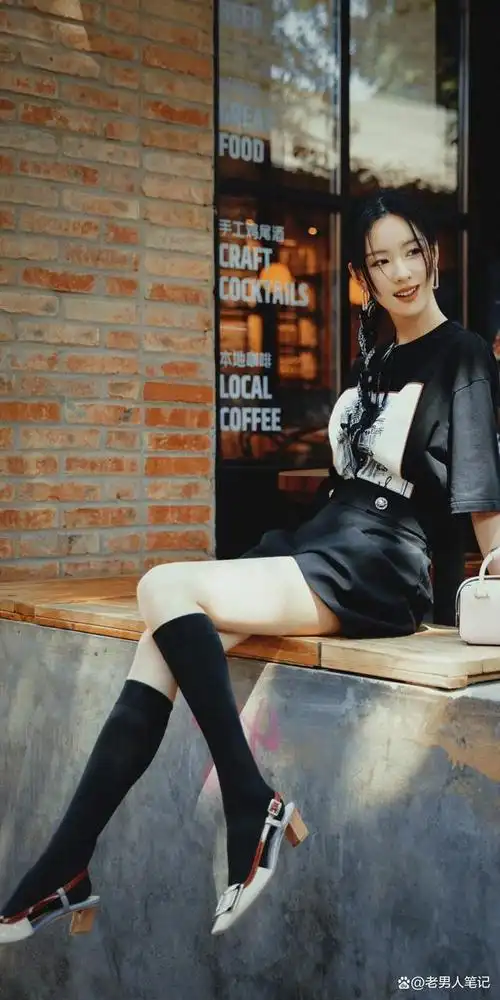 全身all black造型,t恤短裙,黑色长筒袜,秀出白皙,修长美腿,纤美好