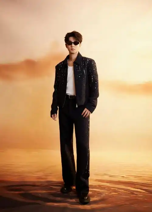 王俊凯超话#王俊凯##王俊凯合照站成人形立牌#来看王俊凯全身照小合集