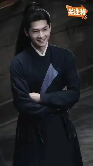 杨洋正在拍摄新戏,这扮相