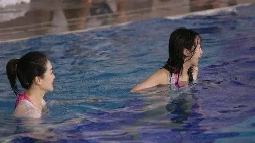 李菲儿参加节目不敢下水,幸好有帅哥帮忙