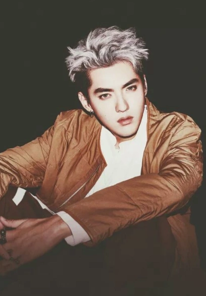 吴亦凡重拾"韩式光环",染金色新发色,29岁回归男团时期