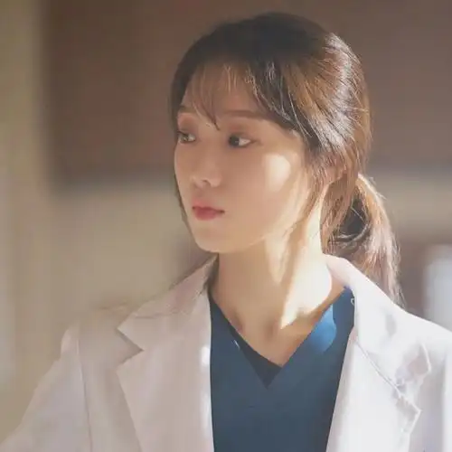 穿白大褂的李圣经只是一位平平无奇的穿搭小天才