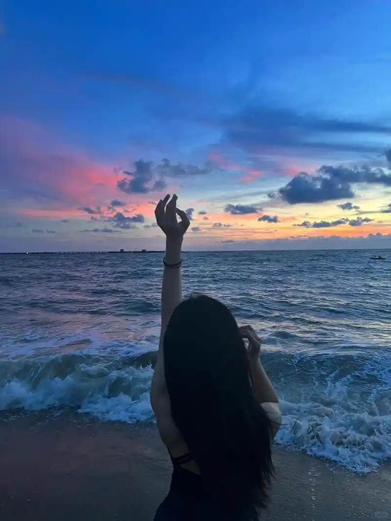 海边拍的背影绝了 好幸运, 掐好了点01来到紫霞湾看日落, 紫霞湾送