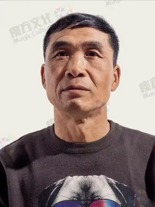 正面右侧光男中年