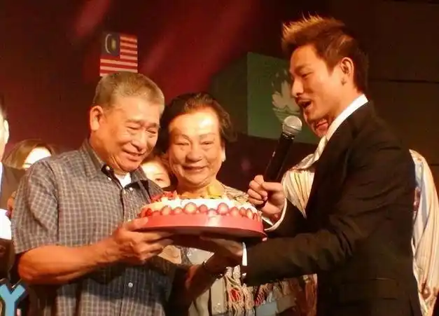 噩耗刘德华父亲去世20年前患膀胱癌年轻时候开的士养家