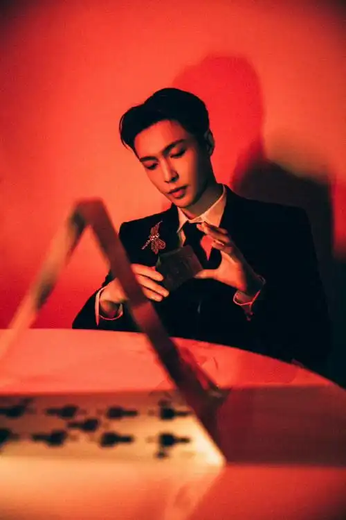 张艺兴太红了#是张艺兴出席金鸡活动的红色系joker大片很红很美哈哈!