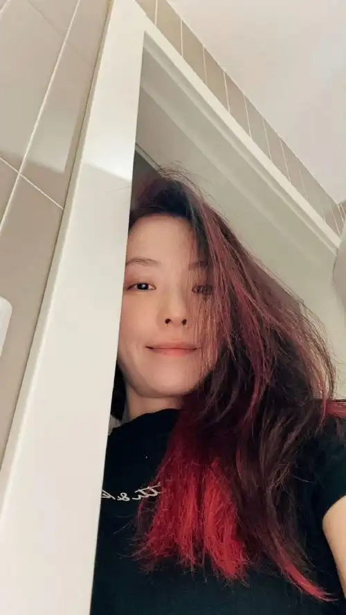 张靓颖红发开门红#张靓颖新年新发色,红色挑染开门自拍三宫格,开门和