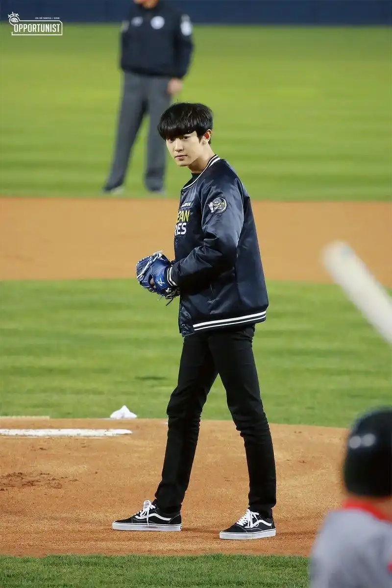 exo朴灿烈棒球赛开球,一头黑发帅气迷人,185cm的身高引人羡慕!