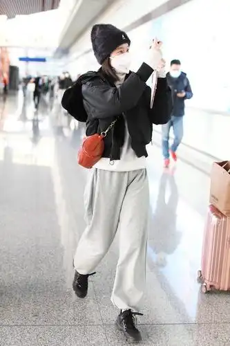 今日@张雪迎sophie 现身北京机场