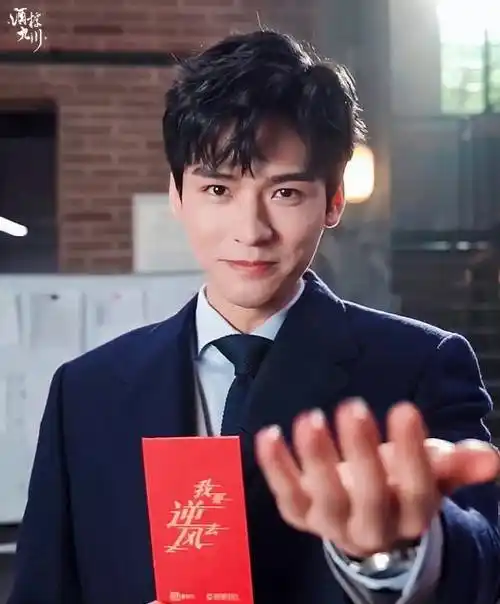 龚俊不仅成为各大品牌的"宠儿",还时常穿梭于各大综艺,行程很是忙碌