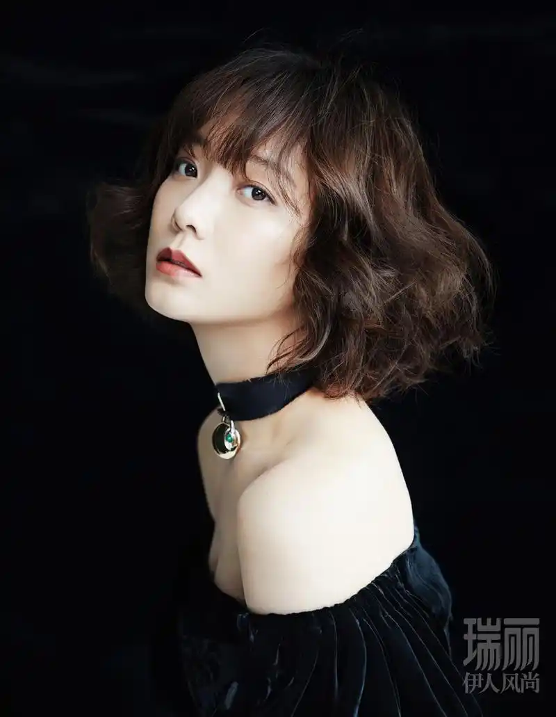 王珞丹最新写真简约大气一袭露肩礼服裙温婉端庄