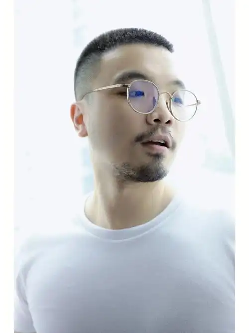 胡子男孩的小清新