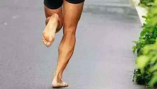 减低此运动对骨骼以及关节的伤害,以及2012出版的《天生就会跑》(born