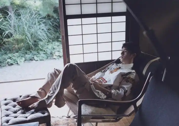 21岁刘昊然光脚拍照穿日式简约搭配变身清泉系美少年