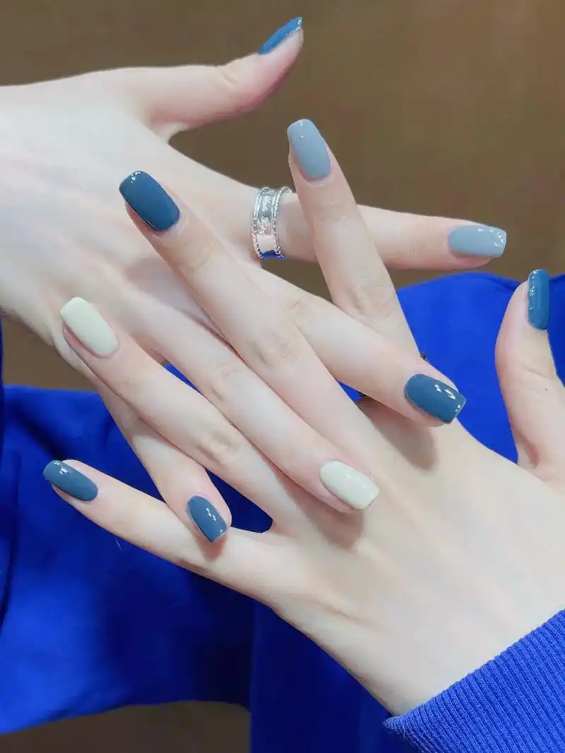 也太小清新了95夏日简约显白蓝色系跳色美甲  这组配色好干净 - 抖
