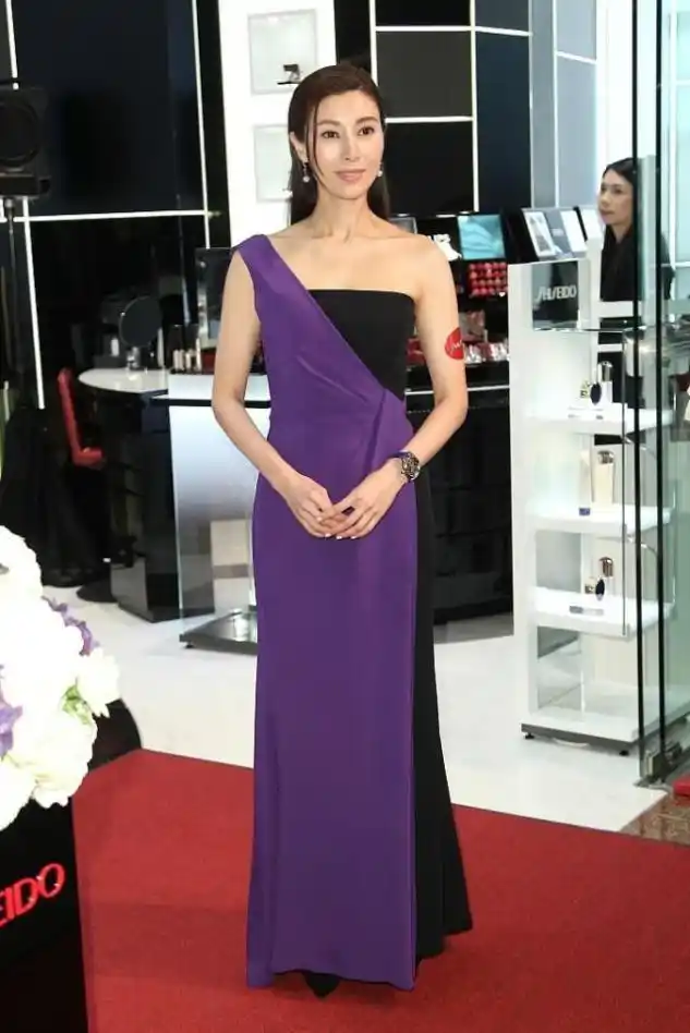 李嘉欣越来越有阔太样,穿礼服裙与老公牵手,闪亮珠宝显高调