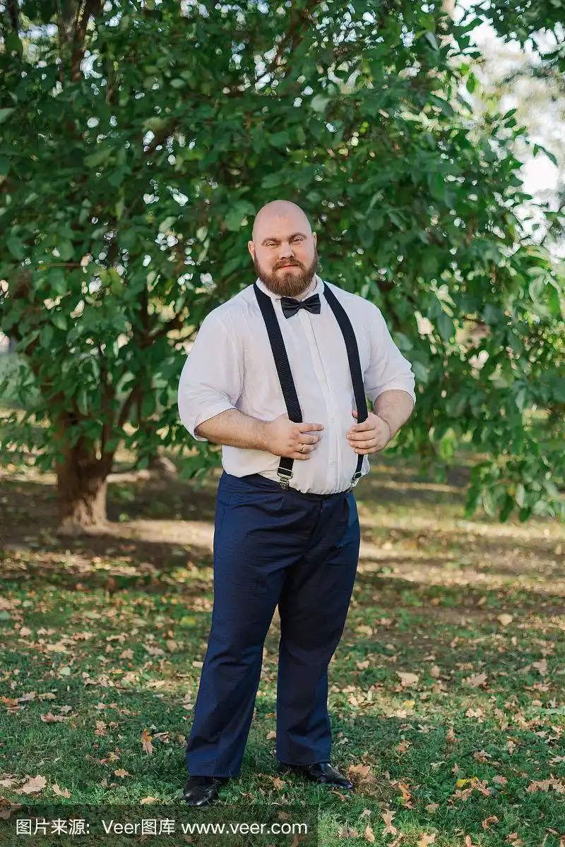 公园里留着胡子的胖新郎