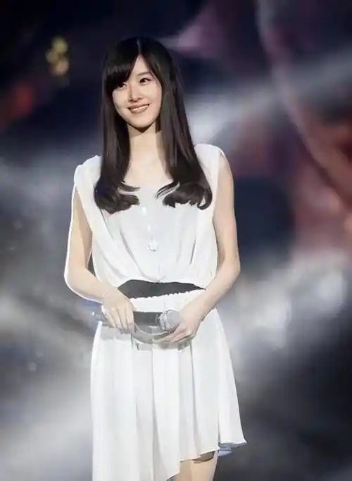 28岁章泽天好清纯,穿白色连衣裙简约时尚,状态犹如18岁少女_款式_造型