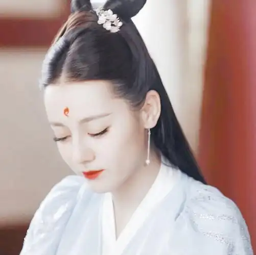 迪丽热巴白凤九