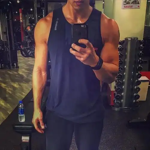 感谢关注肌肉情报橘,今天聊的是那个男人看到都流口水的男人:安志杰