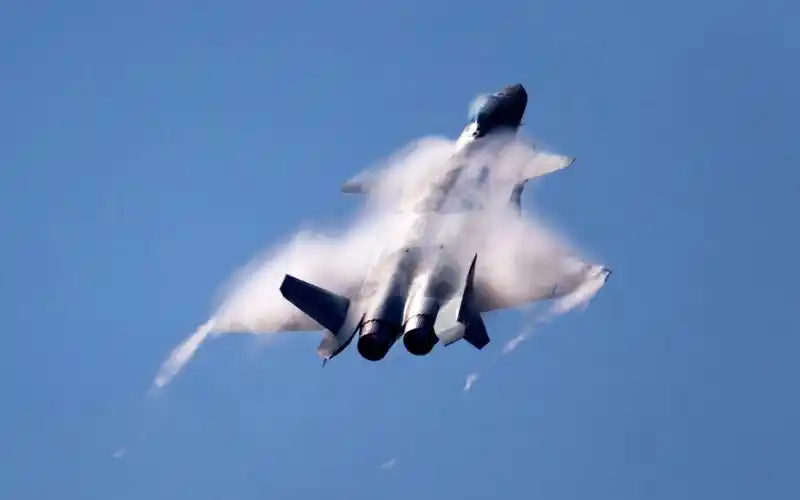 歼20战斗机高清电脑桌面壁纸