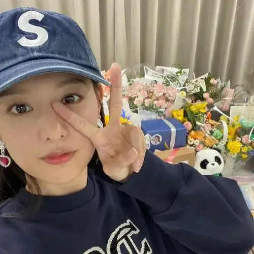 金智媛超话#金智媛眼泪女王#231021【图片】智媛更新ins『今年也!