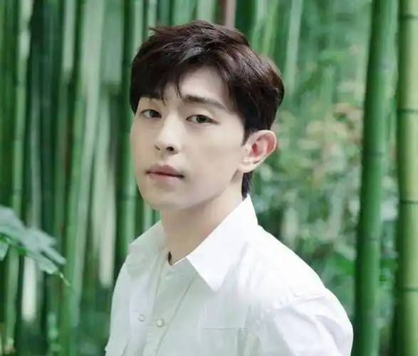 恭喜邓伦喜提"新身份",《密逃》更博宣布,当个队长也不容易呀