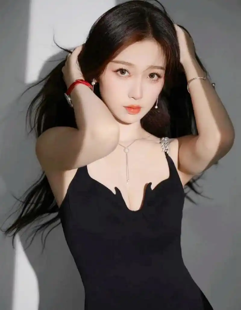 可怜的虞书欣,黑色低胸吊带显身材