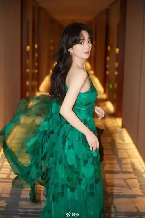 赵丽颖八字刘海没有齐刘海那样整齐,无规则可言,能够营造出不费力的