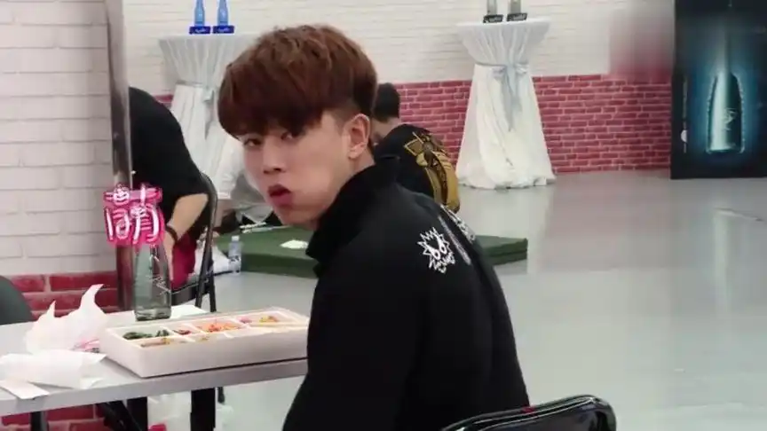 任嘉伦对吃饭真是有着某种执念,听到放饭了嘴角都笑的往上扬